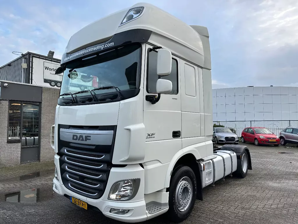 DAF XF 440 XF 440 FT + 2 TANKS + APK / TUV + NL TRUCK + FRIDGE + NAVI + 2 BEDS